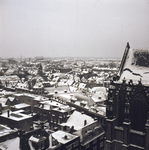 859528 Overzicht van een deel van de besneeuwde binnenstad van Utrecht, vanaf de Domtoren, uit het zuidwesten, met ...